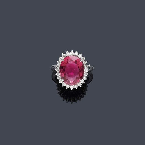 RUBELLITE AND DIAMOND RING. White gold 750. Fancy, elegant ring, the top set with 1 oval red tourmaline of ca. 8.27 ct within a border of 24 brilliant-cut diamonds weighing ca. 0.80 ct. Size 57.