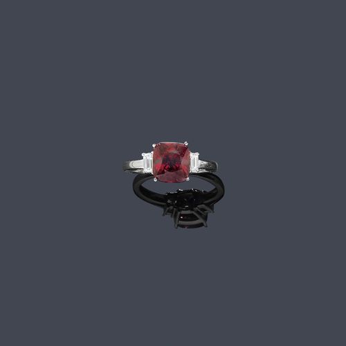 SPINEL AND DIAMOND RING. White gold 750. Elegant ring, set with 1 antique-oval red spinel of 3.83 ct, unheated, flanked by 2 baguette-cut diamonds weighing ca. 0.30 ct. Size 53. With GRS Report No. GRS2008-051503, 15 May 2008.