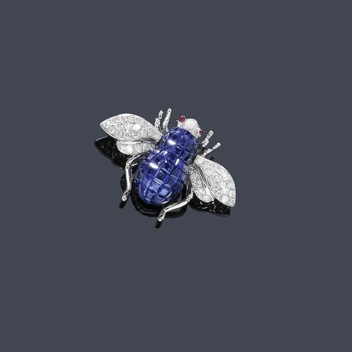 SAPPHIRE AND DIAMOND BROOCH. White gold 750. Enchanting brooch designed as a bee, the body decorated with 56 square-cut sapphires, invisible setting, weighing ca. 5.70 ct. The head and the fine open-worked wings set throughout with numerous brilliant-cut diamonds weighing  ca. 0.52 ct. 2 small rubies as eyes.