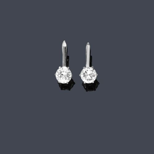 DIAMOND EAR STUDS, ca. 1950. White gold 585. Classic-elegant ear studs, each set with 1 brilliant-cut diamond of 2.61 and 2.67 ct, respectively, K/VS1, set in a six-prong chaton and mounted below one gold rod. With Gemlab Report Nos. 2783/10 and 2784/10,  September 2010.