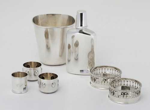 LOT COMPRISING A SCREW-TOP BOTTLE, THREE BEAKERS, A SMALL ICE BUCKET, AND TWO SILVER PLATED BOTTLE COASTERS