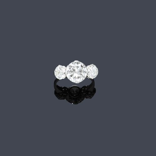 DIAMOND RING, ca. 1930. Platinum. Decorative, elegant ring, the top set with 1 old European-cut diamond of ca. 3.20 ct ca. J-K / SI1, flanked by 2 diamonds weighing ca. 1.96 ct. Size ca. 54, oval shank.