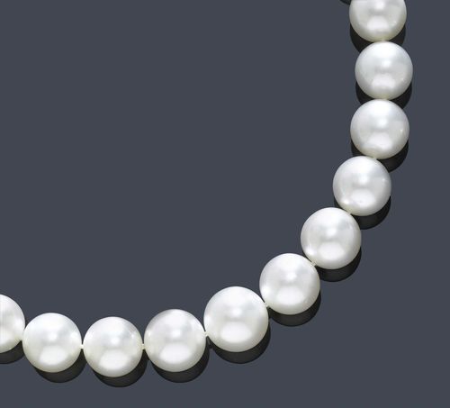 PEARL NECKLACE. Clasp in white gold 750. Very attractive, elegant necklace of 29 South Sea cultured pearls of ca. 14-16.6 mm Ø and of very fine quality. Satin-finished ball clasp, decorated with 12 brilliant-cut diamonds weighing ca. 0.12 ct. L ca. 46 cm With case.