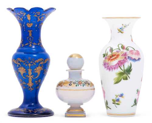 LOT COMPRISING TWO VASES AND A FLACON