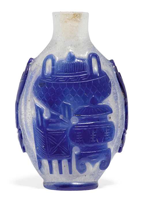 A BLUE OVERLAY BUBBLE-SUFFUSED GLASS SNUFF BOTTLE.