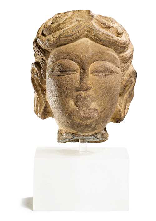 A SMALL SANDSTONE HEAD OF AN ATTENDANT.