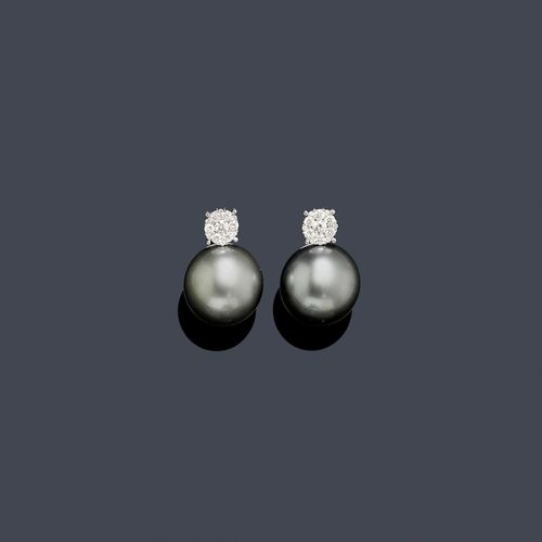 PEARL AND DIAMOND EAR STUDS. White gold 750. Decorative ear pendants, each stud part set with 13 brilliant-cut diamonds weighing ca. 0.40 ct in total, the pendant part each with 1 removably mounted, silver-grey Tahiti cultured pearl of ca. 14.4 mm Ø, with a fine lustre.