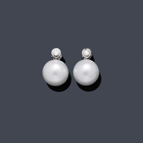 PEARL AND DIAMOND EAR STUDS . White gold 750. Decorative solitaire ear studs, each set with one old European cut diamond, total weight of the diamonds ca. 0.40 ct, the removable lower part each of a silver-white South Sea cultured pearl of ca. 16 mm Ø.