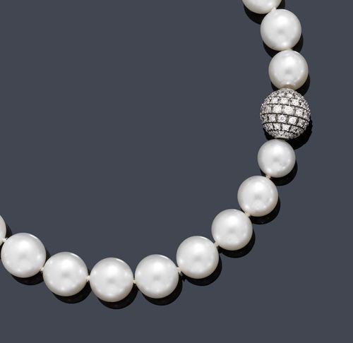 PEARL AND DIAMOND NECKLACE. White gold 750. Classic-elegant necklace of 34 very fine, white South Sea cultured pearls of ca. 10.5 to 14 mm Ø, with magnetic ball clasp set with diamonds weighing ca. 2.30 ct, L ca. 46 cm. Matches the following lot. With case and copy of insurance estimate, August 2006.