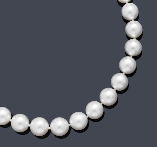 PEARL AND DIAMOND NECKLACE. White gold 750. Classic-elegant necklace of 37 very fine, white South Sea cultured pearls of ca. 10.5 to 14 mm Ø, with magnetic ball clasp set with diamonds weighing ca. 2.30 ct, L ca. 51.5 cm. Matches the previous lot. With case and copy of insurance estimate, August 2006.