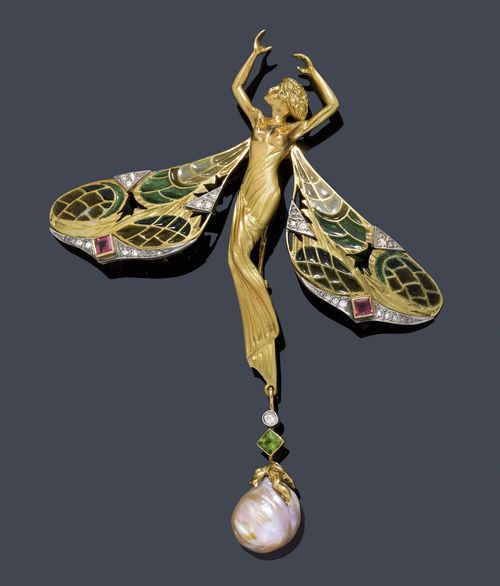 ENAMEL, TOURMALINE, CHROME DIOPSIDE, PEARL AND DIAMOND BROOCH. Yellow gold 750 and silver. Decorative brooch consisting of a woman designed as a dragonfly, the movable wings with polychrome enamel, and additionally decorated with 30 diamonds weighing ca. 0.70 ct and 2 appliquéd square-cut tourmalines. The lower part consists of a pendant with a baroque cultured pearl in a claw-shaped setting, flexibly mounted under 1 square-cut chrome diopside and 1 old European cut diamond. Ca. 11.4 x 9 cm. With case.