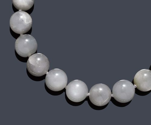 MOON STONE NECKLACE. Silver 925. Attractive necklace of 25 grey moon stone beads of ca. 15.5 mm Ø and with a fine, satin-finished ball clasp. L ca. 44 cm.
