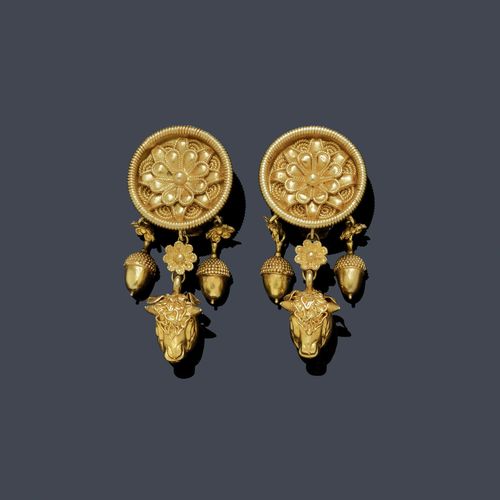 GOLD EAR PENDANTS, LALAOUNIS. Yellow gold 750, 20g. Decorative ear pendants in the Hellenistic style, each of 1 round clip with appliquéd flowers and ornaments of corded gold wire, the lower part each with 3 flexibly mounted pendants, 1 designed as the head of a bull and 2 designed as an acorn. Signed. L ca. 4 cm.