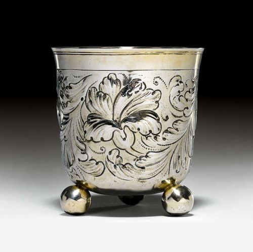 SILVER-GILT BEAKER WITH SPHERICAL FEET,Nuremberg ca. 1680. Maker's mark Hermann Lang. On three spherical feet. The wall with chased floral decoration. Profiled lip. H. 8 cm, 115g. Provenance: German private collection.