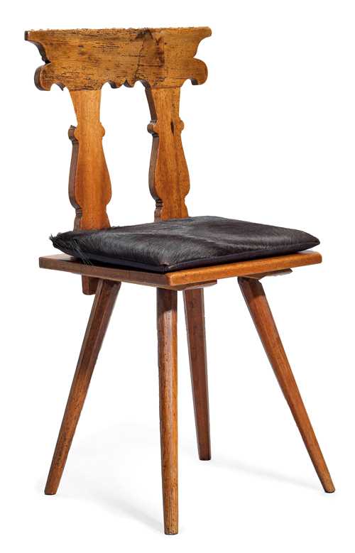 A GALLOWS-SHAPED STABELLE CHAIR