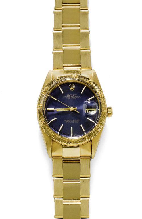 GENTLEMAN'S WRISTWATCH, ROLEX TURNOGRAPH, 1970s. Yellow gold 750. Ref. 1628. Matte-finished case No. 2439380 with a rotatable lunette. Plexiglas. Blue dial with luminous indices and luminous hands, central second, date at 3h. Automatic, movement No. D031823, Cal. 1575. Matte/polished Oyster band with fold-over clasp. D 36 mm.