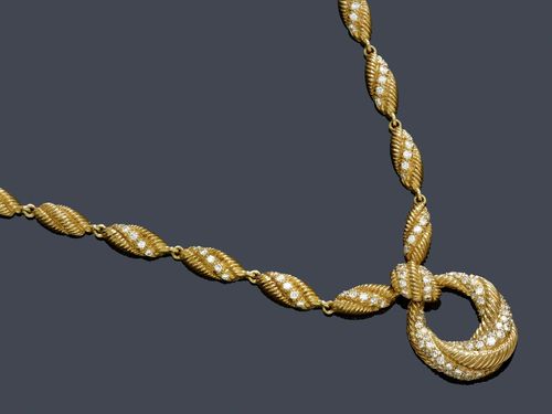 GOLD AND DIAMOND NECKLACE, CARTIER, Paris, ca. 1950. Yellow gold 750, 43g. Classic-elegant necklace of 22 elliptic, ribbed graduated links, the front additionally decorated with 40 brilliant-cut diamonds weighing ca. 0.60 ct. The lower part, 1 oval ring-shaped pendant set with 71 brilliant-cut diamonds weighing ca. 1.00 ct, signed Cartier Paris No. 107726. L ca. 40.5 cm. With original case.