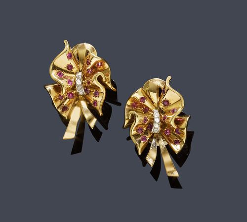 GOLD, RUBY AND DIAMOND EAR CLIPS, REGNER, Paris, ca. 1940. Pink gold. Decorative ear clips with band motifs, each additionally decorated with 14 rubies weighing ca. 0.50 ct and with 5 diamonds set in platinum. Total weight of the diamonds ca. 0.10 ct. Ca. 3.3 x 2.3 cm.