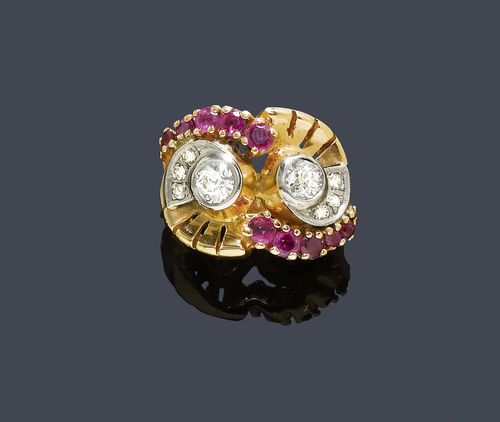 RUBY AND DIAMOND RING, ca. 1940. Pink gold 375 and palladium. Decorative crossover model, the top set with 2 old European-cut diamonds weighing ca. 0.80 ct, within a spiral border of 10 rubies weighing ca. 0.50 ct and 6 rose-cut diamonds set in platinum. Size ca. 52.