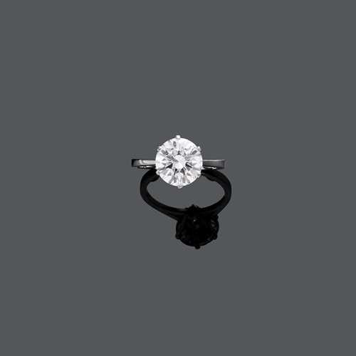 DIAMOND RING, ca. 1960. White gold 750. Classic-elegant solitaire ring, the top set with 1 brilliant-cut diamond weighing 3.203 ct, F/VVS1, set in a six-prong chaton. Size ca. 53. With SSEF Report No. 70006, October 2013.