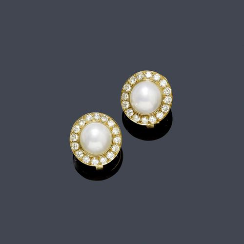 MABE PEARL AND DIAMOND EAR CLIPS, HEMMERLE. Yellow gold 750. Classic, round ear clips, each set with 1 Mabe cultured pearl of ca. 11 mm Ø, within a border of 16 brilliant-cut diamonds weighing ca. 1.60 ct. With original case.