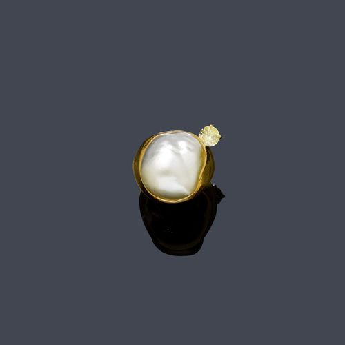 PEARL AND DIAMOND RING. Yellow gold 750, 26g. Modern, casual-elegant ring, set with 1 baroque South Sea cultured pearl of ca. 20 x 17 mm, and 1 yellowish brilliant-cut diamond of ca. 0.78 ct. Size ca. 57.