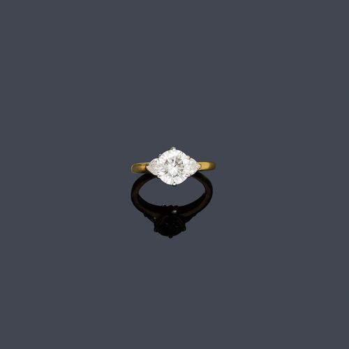 DIAMOND RING, ca. 1960. Yellow and white gold 750. Classic solitaire ring, set with 1 brilliant-cut diamond of ca. 2.02 ct, ca. K/VS1, flanked by 2 diamond hearts weighing ca. 0.20 ct. Size ca. 53. Oral estimate by GGTL/Gemlab.