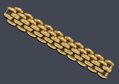 GOLD BRACELET, ca. 1940. Pink gold 750, 95g. Attractive, half-solid, five-row bracelet of convex links, and with an integrated clasp. L ca. 18 cm.