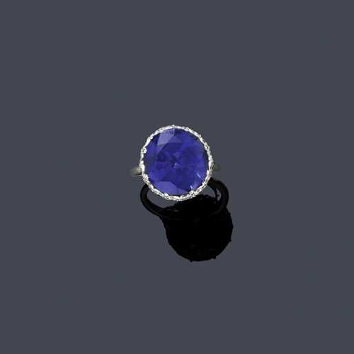 SAPPHIRE AND DIAMOND RING, WINSTON, ca. 1990. Platinum-iridium. Elegant, modern ring, the top set with 1 round, extremely fine Ceylon sapphire of 17.27 ct, the spherical setting set throughout with numerous brilliant-cut diamonds weighing ca. 2.20 ct, the ring shoulders additionally decorated with 6 drop-cut diamonds weighing ca. 0.30 ct. Weight engraved on the shank, signed Winston. Size ca. 56. Oral estimate by GGTL/Gemlab, SSEF Report No. 69692, September 2013.