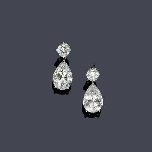 DIAMOND EAR PENDANTS. White gold 750. Elegant, classic ear studs, set with 2 drop-cut diamonds of ca. 5.30 and 4.80 ct, respectively, ca. G-H/P1, each flexibly mounted below 1 brilliant-cut diamond weighing ca. 1.60 ct in total. Oral estimate by GGTL/Gemlab.