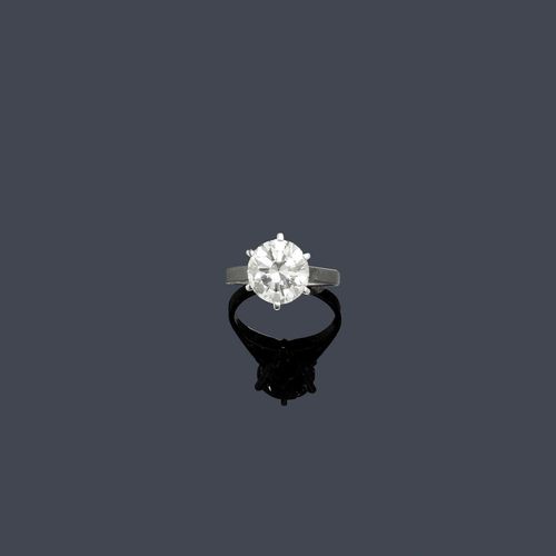 DIAMOND RING, ca. 1950. White gold 750. Classic solitaire model, the top set with 1 brilliant-cut diamond weighing ca. 3.20 ct, ca. J-K/VS2, in a classic six-prong chaton. Size ca. 51. Oral estimate by GGTL/Gemlab. With case.