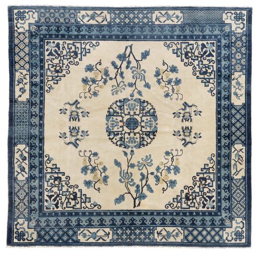 CHINA antique.Beige central field with a central medallion, patterned with plant motifs in blue, blue edging, stained, 190x195 cm.