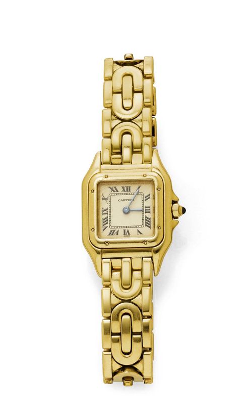 LADY'S WRISTWATCH, CARTIER PANTHÈRE, ca. 1996. Yellow gold 750. Ref. W25022N3. Gold case No. 10702 MG230003 with sapphire-set crown. Cream-coloured dial with Roman numerals and blued hands. Quartz movement Piguet, signed Cartier. Decorative Art Deco gold band with fold-over clasp.  D 29 x 22 mm. With leather case and extension elements.