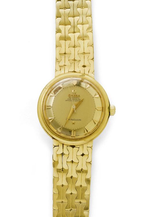 GENTLEMAN'S WRISTWATCH, AUTOMATIC, OMEGA CONSTELLATION, 1970s. Yellow gold 750, 101g. Ref. 2852/2853SC. Polished gold case No. 11463115 with sloping lunette. Gold-coloured dial with matte-finished centre, polished hour ring with applied arrow indices, central second, signed Omega Automatic Chronometer Officially Certified, Constellation. Automatic, movement No. 14857545, Cal. 501. Gold band with fantasy pattern, not original, L ca. 20.5 cm. D 35 mm.