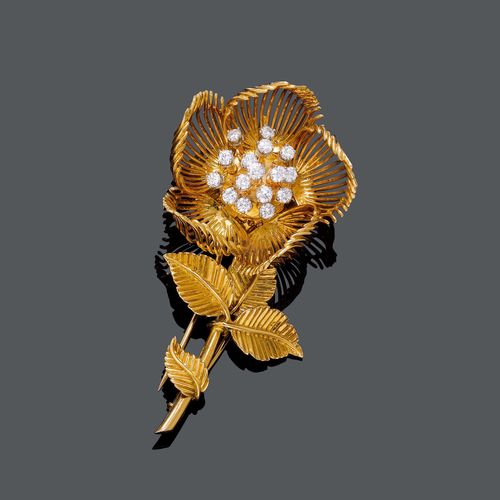 DIAMOND AND GOLD CLIP BROOCH, France, ca. 1950. Yellow gold 750, 26g. Decorative brooch designed as a rose, with hinged petals, the pistils additionally decorated with 16 brilliant-cut diamonds weighing ca. 0.80 ct. Maker's mark, illegible. L ca. 6.5 cm.