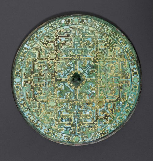 A MAGNIFICENT BRONZE MIRROR WITH TURQUOISE AND GOLD INLAYS. China, Eastern Zhou dynasty, Warring States, diameter 18 cm.