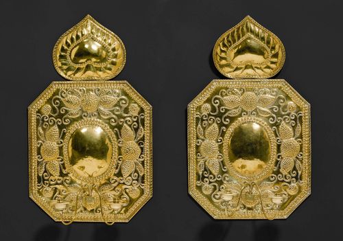 PAIR OF LARGE "BLAKER" WALL APPLIQUES,Baroque, Sweden, 17th century. Chased brass. 52x87 cm.