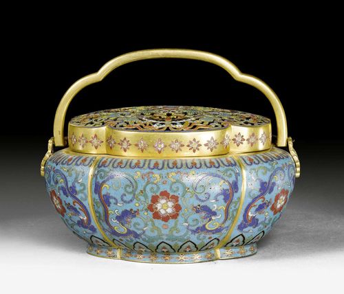 A FINE CLOISONNÉ ENAMEL HAND WARMER WITH OPENWORK COVER. China, 18th c. Length 20 cm.