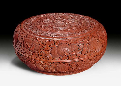 A LARGE AND MAGNIFICENTLY CARVED CINNABAR LACQUER BOX. China, around 1800, diameter 38.5 cm. Very minor rim chips.