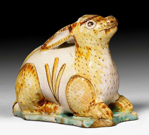MODEL OF A HARE, MONTELUPO, 16th/17th CENTURY.Majolica. H 11 cm, L 14 cm. Fire crack and chips in the glaze.