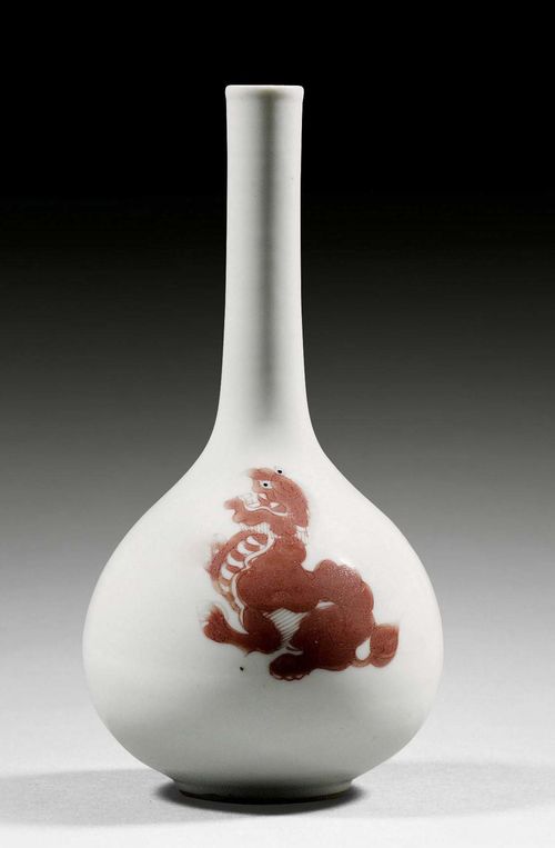 NARROW-NECK VASE WITH RED DRAGON, China, 19th century. Light-gray glaze and painted with 3 red dragons. Unmarked. H 18 cm.