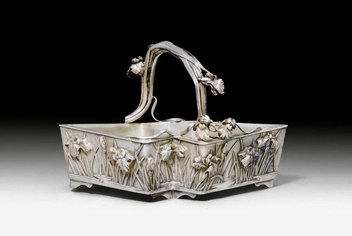 A SILVER BASKET WITH IRIS DESIGN. Japon, Meiji period, length 21 cm, height 13 cm. Very "art nouveau". Marked and signed.