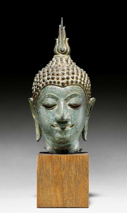 A GREEN PATINATED BRONZE HEAD OF BUDDHA. Thailand, Sukothai, 15th/16th c. Height 20.5 cm.