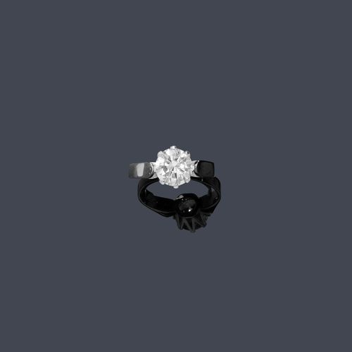 DIAMOND RING, ca. 1950. Platinum 950. Classic solitaire model, the top set with 1 brilliant-cut diamond of ca. 2.43 ct ca. E/ VS2, set in a classic eight-prong chaton. Size ca. 56 with size adjustment insert. Tested by Gemlab.