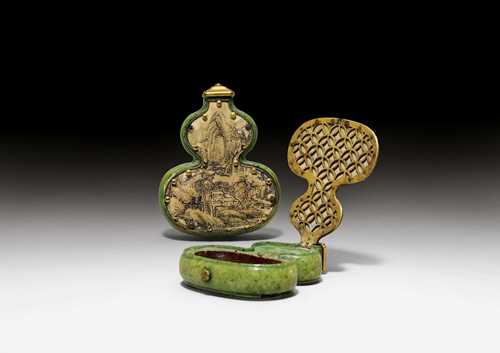 A PAIR OF CHARMING DOUBLE GOURD SHAPED BONE SNUFF BOTTLES WITH LANDSCAPE PAINTINGS. China, 19. Jh. H 5,3 cm. One side to open. Inside Qianlong mark. Minor damages.