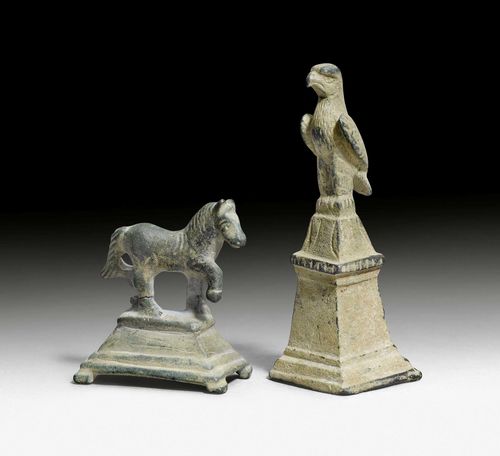 2 BRONZE FIGURINES, Roman, 2th/4th century A.D. Stylized horse and eagle on a rectangular base. H 4.5 and 7.5 cm. Provenance: - Collection Ferdinando Adda, acquired in the 1930s in Egypt. - Collection G. Adda-Cohen. - Collection P. Scharrelmann, Germany. - Bonhams London, 8 May 2013 (Lot No. 274). - Swiss private collection.