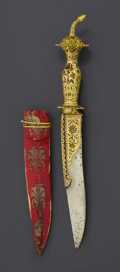 A STEEL DAGGER DECORATED WITH FLORAL DESIGN RESERVED ON GILT GROUND. Northern India, around 1900. Length 43 cm.