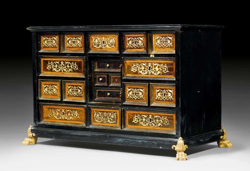 SMALL CABINET, early Baroque, German, 17th century. Ebonized pear wood, walnut and local fruit woods, finely inlaid with brass fillets. Rectangular body. Front with (missing) central door covering 4 drawers, surrounded by 14 drawers of different sizes. Bronze knobs. Requires some restoration. 75x32x79 cm. Provenance: - from a Swiss private collection.