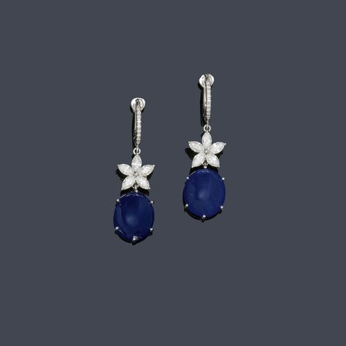 BURMA SAPPHIRE AND DIAMOND EAR PENDANTS. White gold 750. Decorative, diamond-set Creole ear studs, each with 1 pendant set with 2 fine Burma sapphire cabochons of 7.78 ct and 7.71 ct, respectively, untreated, each flexibly mounted below 1 diamond-set star motif weighing ca. 2.10 ct in total.  L ca. 4 cm. With GRS Report Nos. 2009-110063T and 2009-110064T, November 2009.