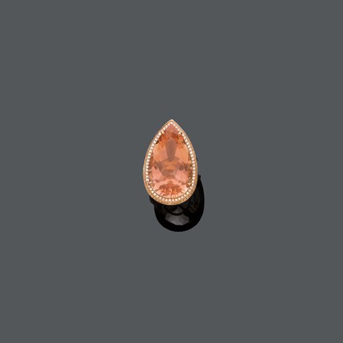 MORGANITE AND DIAMOND RING. Pink gold 750. Set with a pear-shaped morganite, of ca. 25.70 ct, surrounded by brilliant-cut diamonds, weighing ca. 1.00 ct. Size ca. 54.